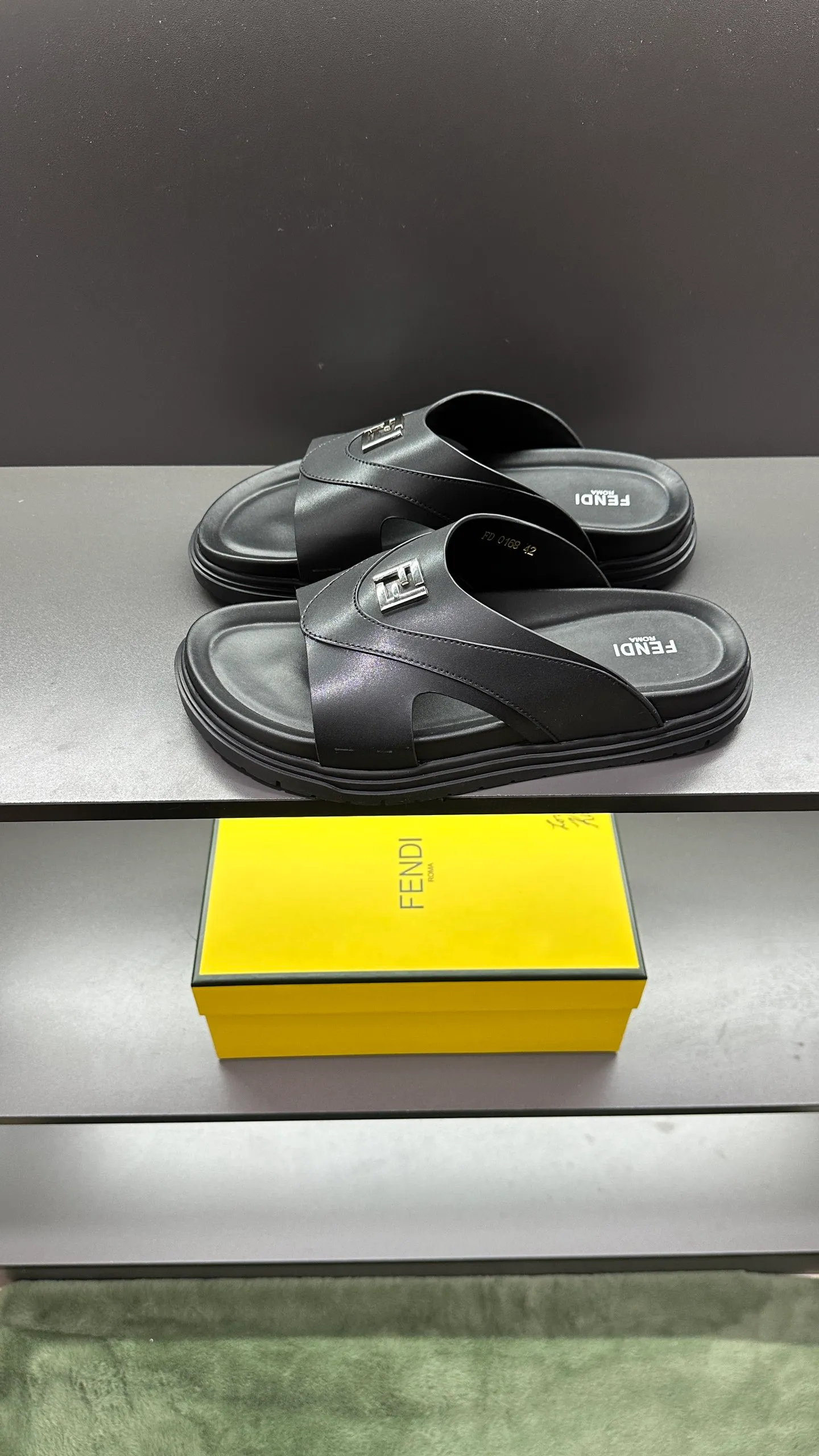 P300 [Fendi Slippers] High-end men's shoes brand, official website 1:1 latest masterpiece: original mold customization, fabrics made of imported original materials, upgraded outsole, lighter and non-slip. The market's top quality, simple yet tasteful, a must-have for fashionistas, fashionable at your feet, full of confidence, the same style at the counter 👍The season of summer slippers is here. Code: 38-45, 46 order